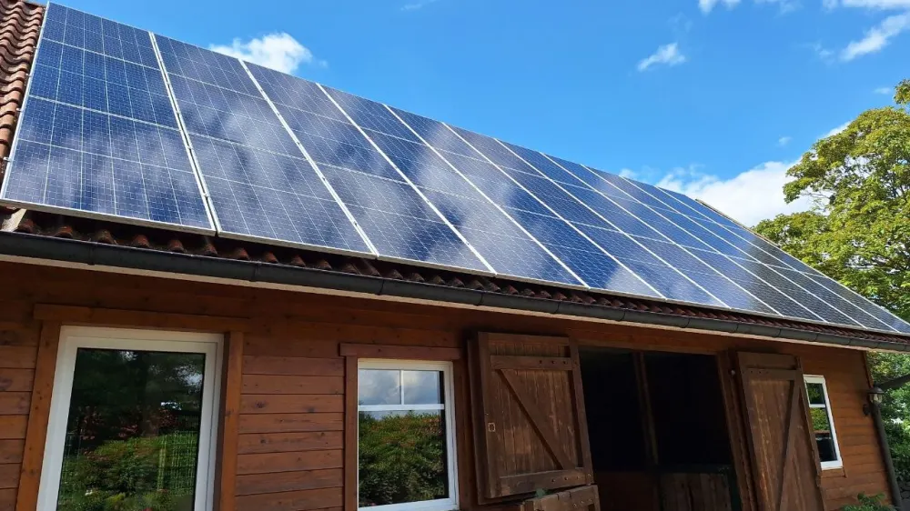 Photovoltaikanlage auf dem Dach eines Holzstalls