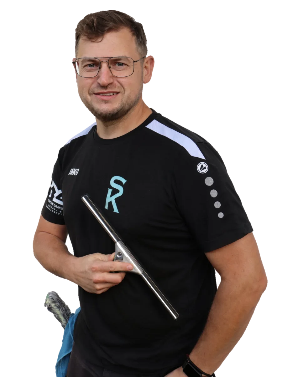 Eugen Scheibel im schwarzen Scheibel-Klar-Shirt mit Fensterabzieher und Wischmopp